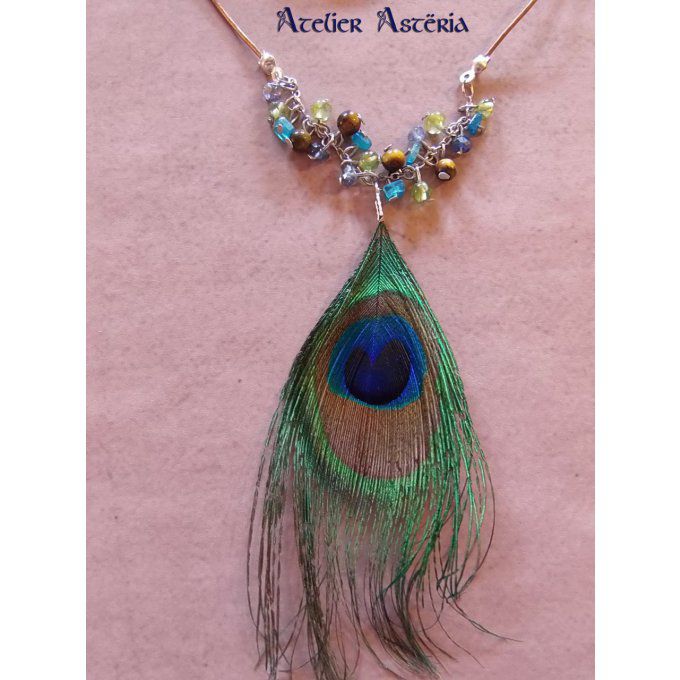 atelier_asteria-collier_plume_paon-peacock_feather_necklace-apatite_peridot_iolite_oeil-de-tigre_tig