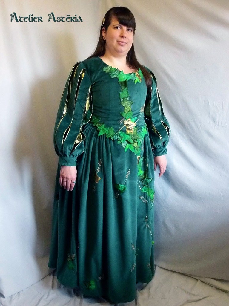 Costume inspiré par Karigan G'ladheon, héroïne de la saga 'Cavalier Vert' de Kristen Britain (voir blog)., en velours vert, feuilles en tissu appliquées, broderies métalliques et perles brodées.