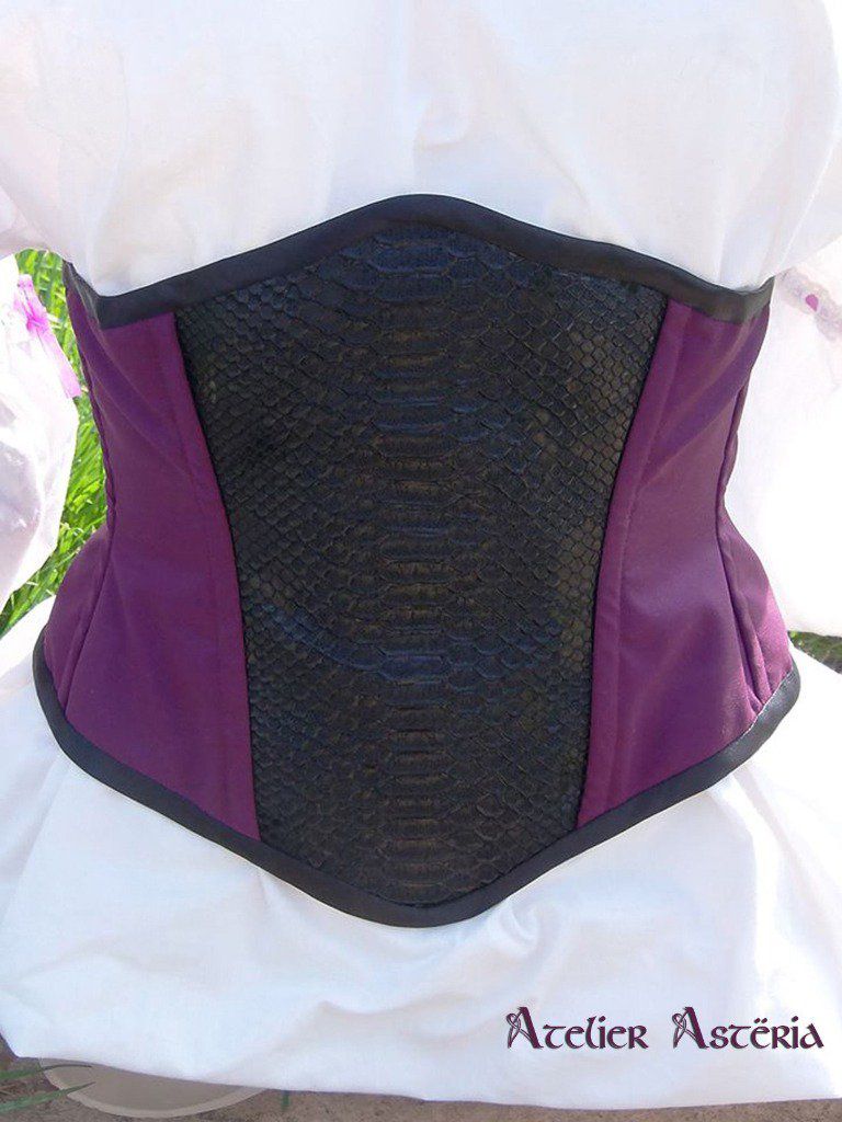 Serre-taille Vouivre personnalisé violet et noir: devant - Purple and black custom Vouivre underbust: front