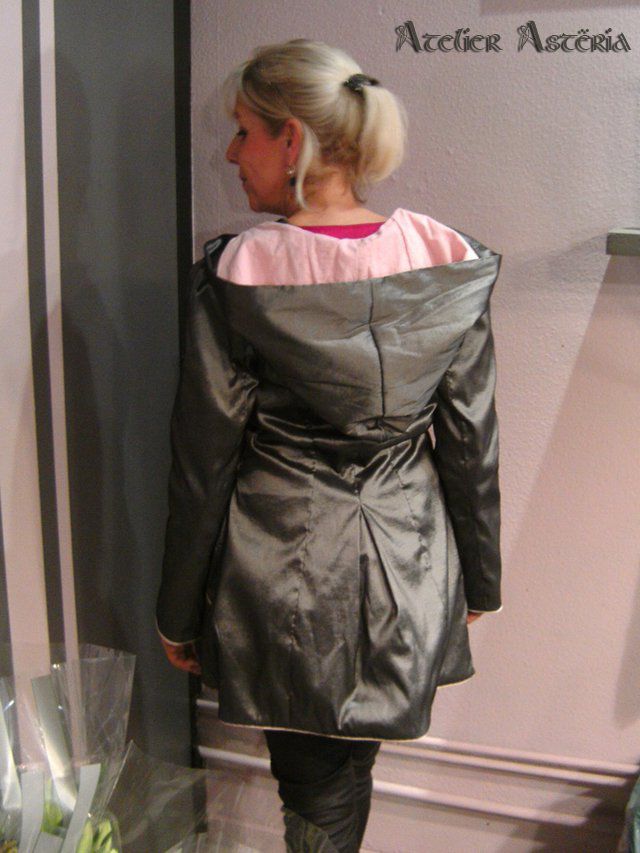 Veste inspiration historique XVIIIe siècle à capuche en taffetas vieil argent et passepoils rose clair - 18th Century historical inspired jacket with hood in old silver taffeta and light pink piping
