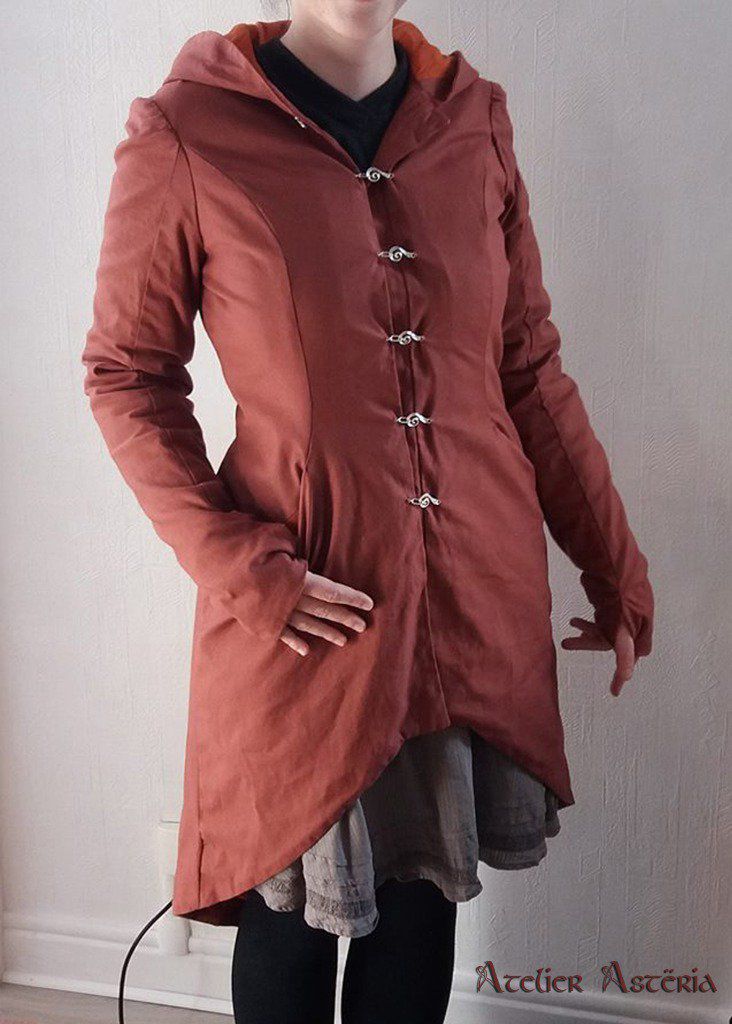 Veste fantasy à capuche en coton couleur rouille et fermoirs en métal fantasy - Hooded fantasy jacket in rust-colored cotton and fantasy metal clasps