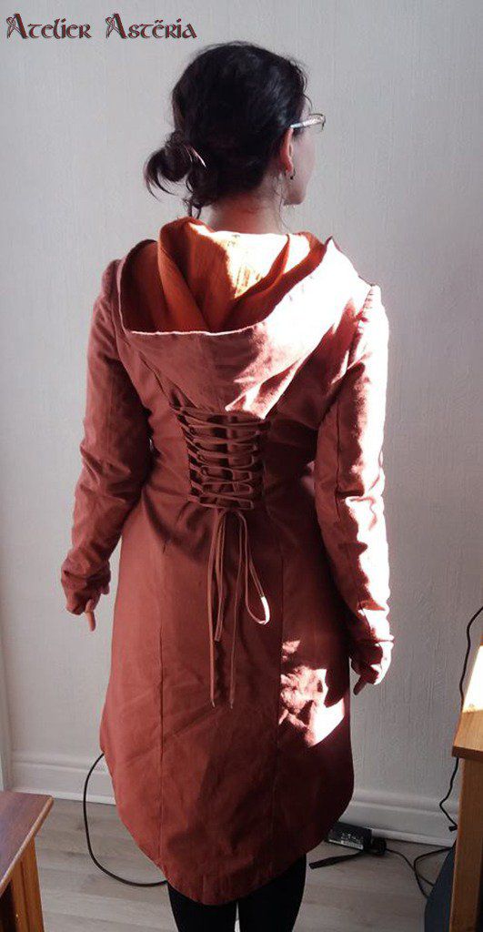 Veste fantasy à capuche en coton couleur rouille et laçage dans le dos - Hooded fantasy jacket in rust-colored cotton and lacing at the back