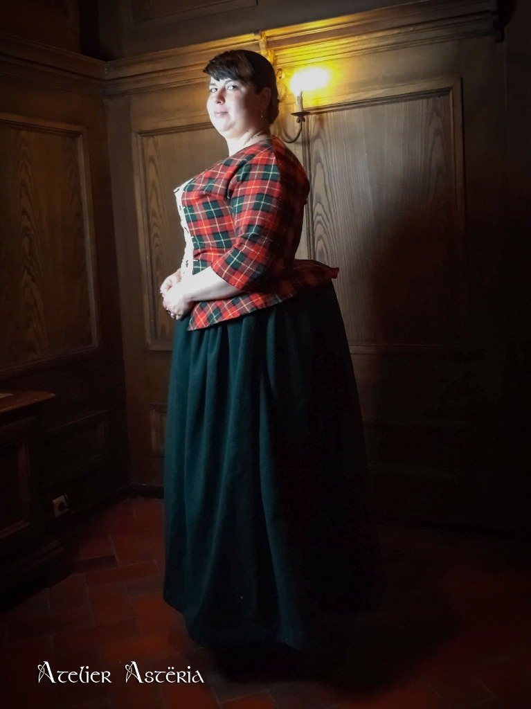Costume historique XVIIIe siècle, inspiration écossaise environ 1740 (inspiration Outlander). Le haut est en lainage (laine-polyester) à motif tartan (voir blog) et la jupe en pure laine. Une pièce d'estomac brodée complète la tenue