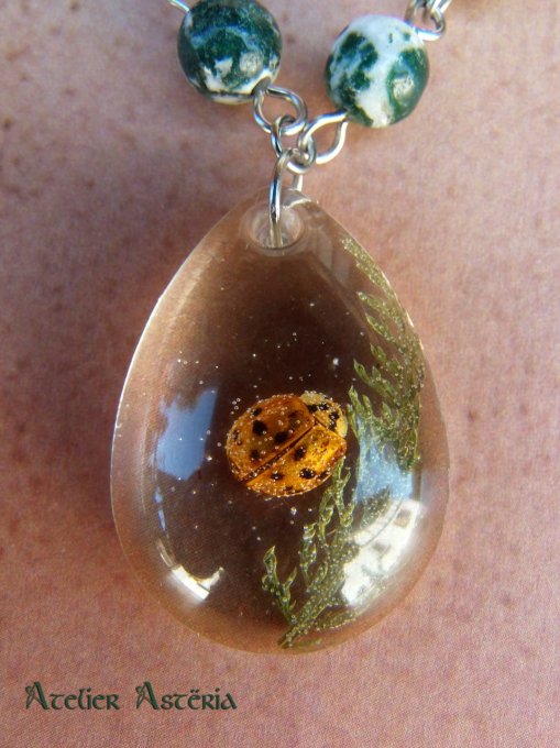 Eiar : collier en résine avec coccinelle et achillée / resin necklace with ladybug and yarrow