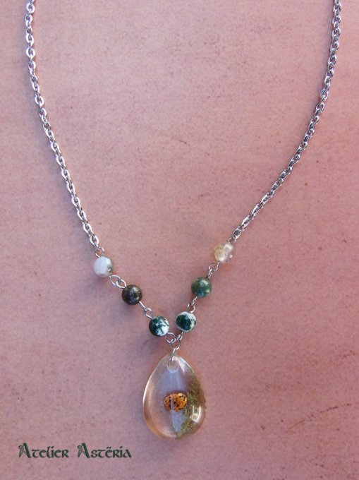 Eiar : collier en résine avec coccinelle et achillée / resin necklace with ladybug and yarrow