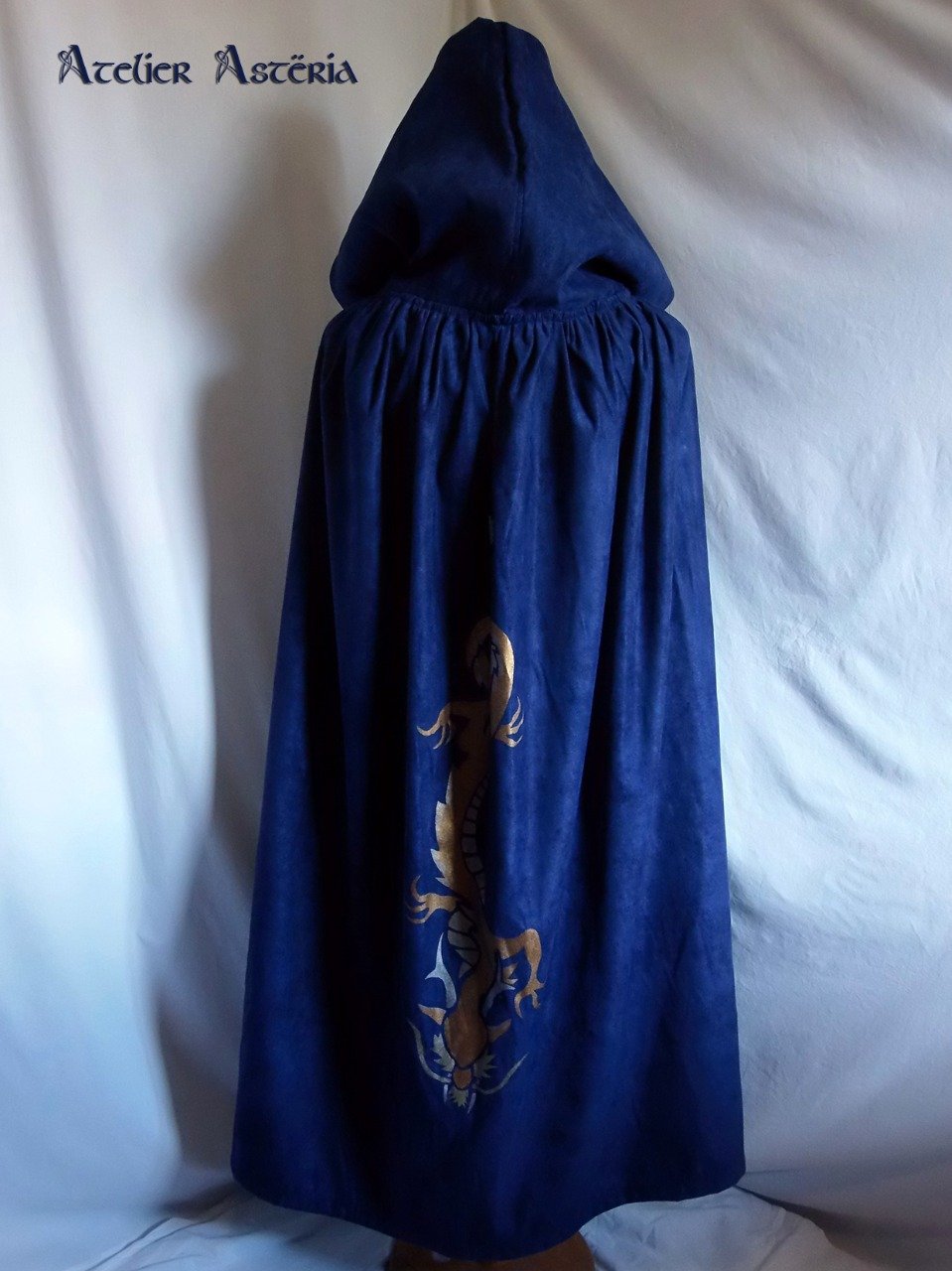Nidhogg : cape avec motif de dragon / dragon design cloak