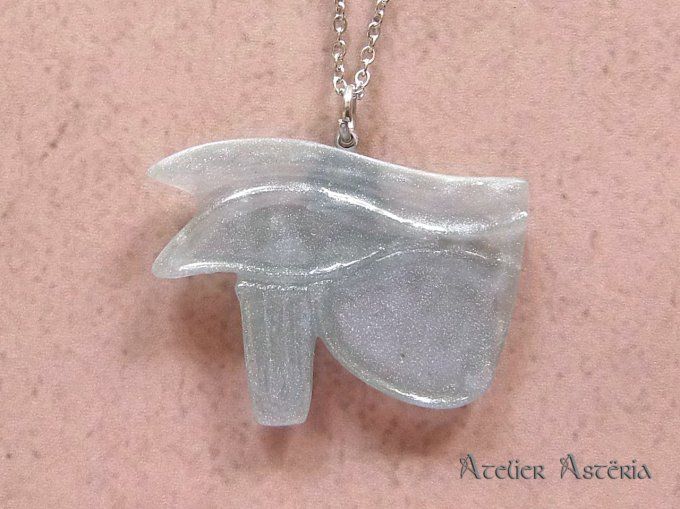 Oudjat : collier avec pendentif œil Oudjat / Wadjet eye pendant necklace
