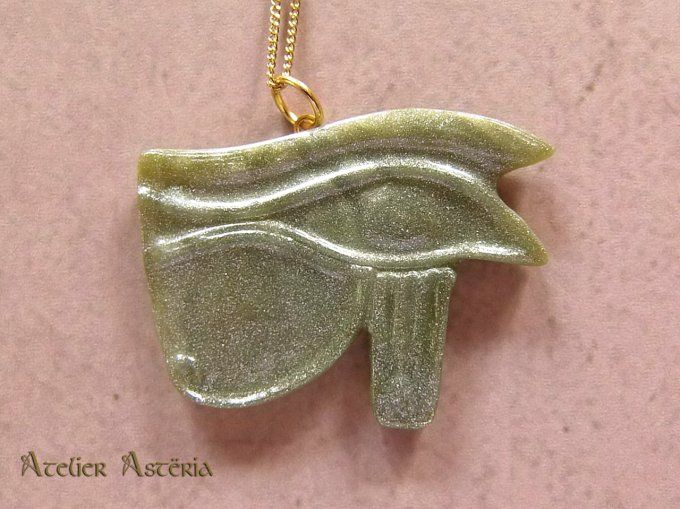 Oudjat : collier avec pendentif œil Oudjat / Wadjet eye pendant necklace