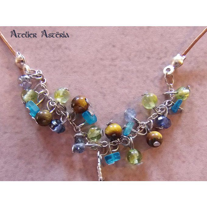 atelier_asteria-collier_plume_paon_pierres_semi-precieuses-peacock_feather_gemstones_necklace